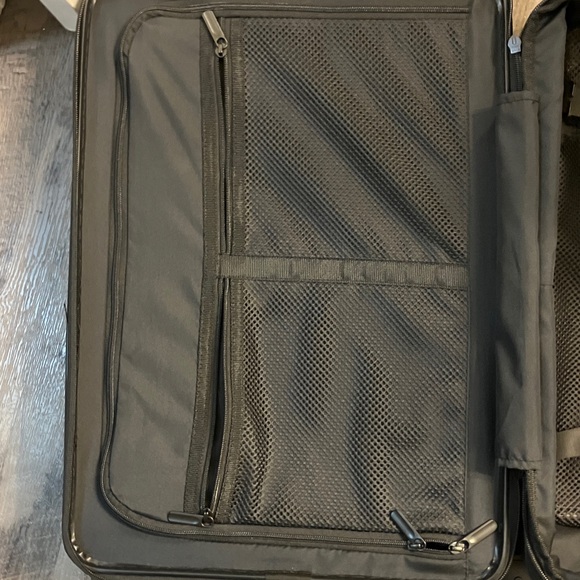 Quince expandable 22” small carry on Black Rolling Suitcase - Picture 8 of 11